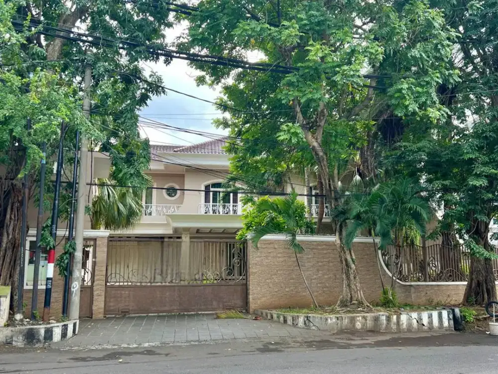 Rumah usaha / tinggal tema classic di Raya Tegalsari, Surabaya