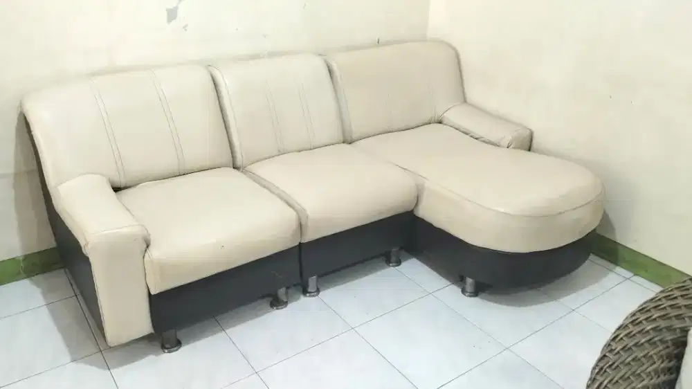 210x135cm sofa kulit model L kondisi bekas lokasi metro permata