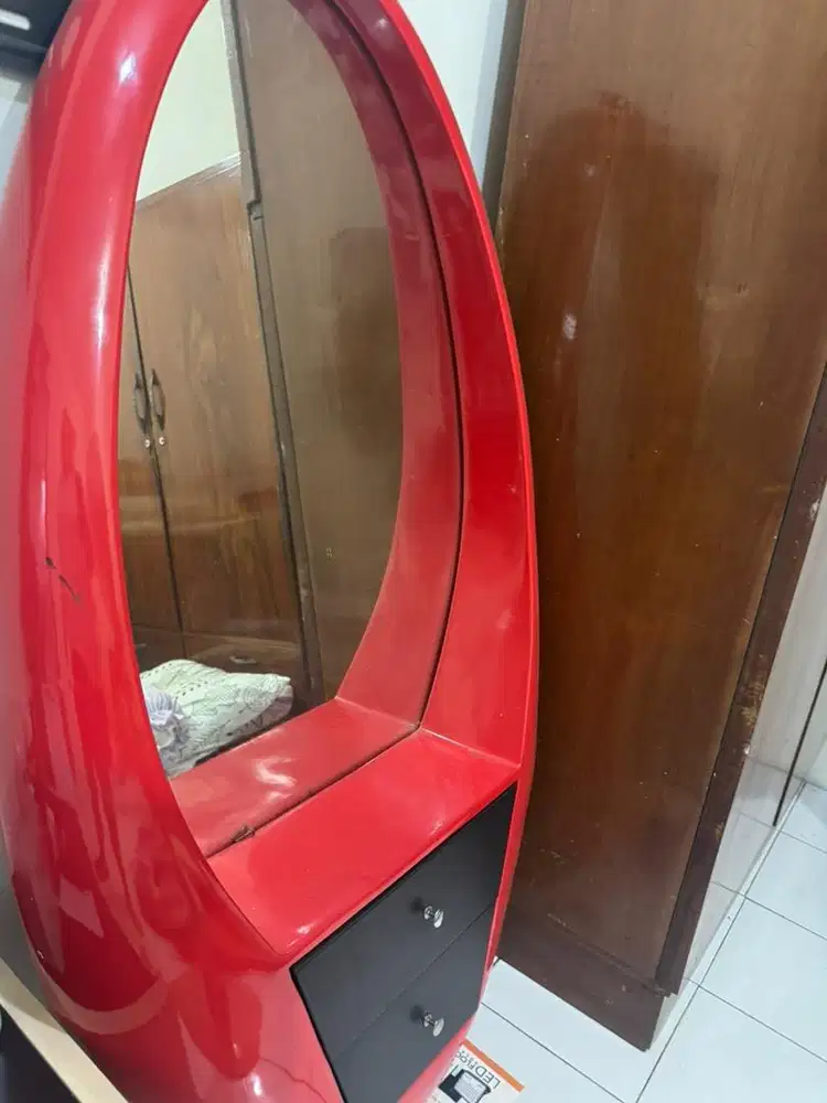 KACA gantung ada laci