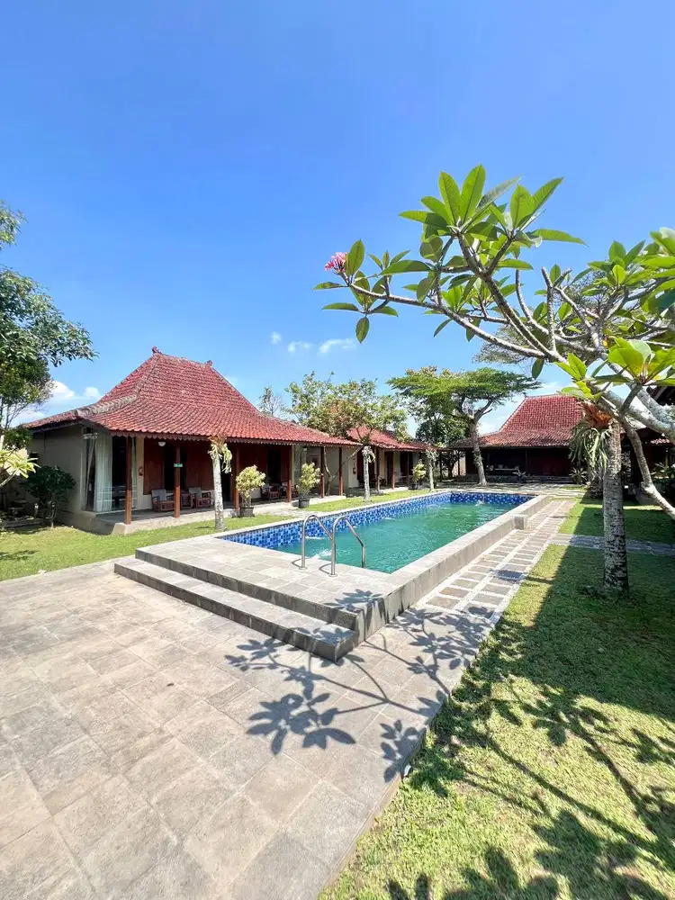 Villa Joglo dengan Halaman Luas di Area Sejuk Pakem