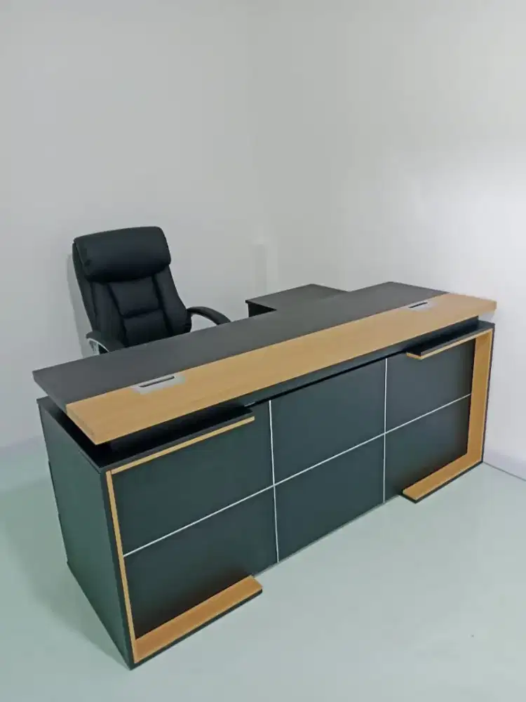 Meja kerja utama