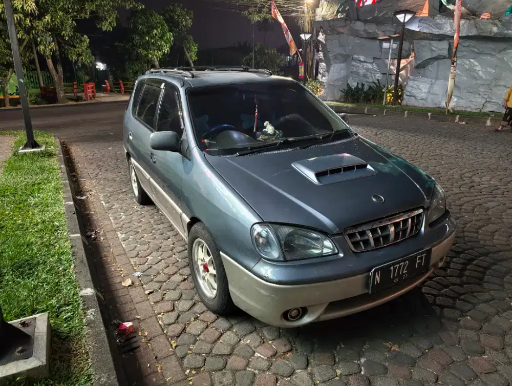 KIA Carens Gen 2 Matic 2002. Mobil keluarga nyaman, harga ekonomis.