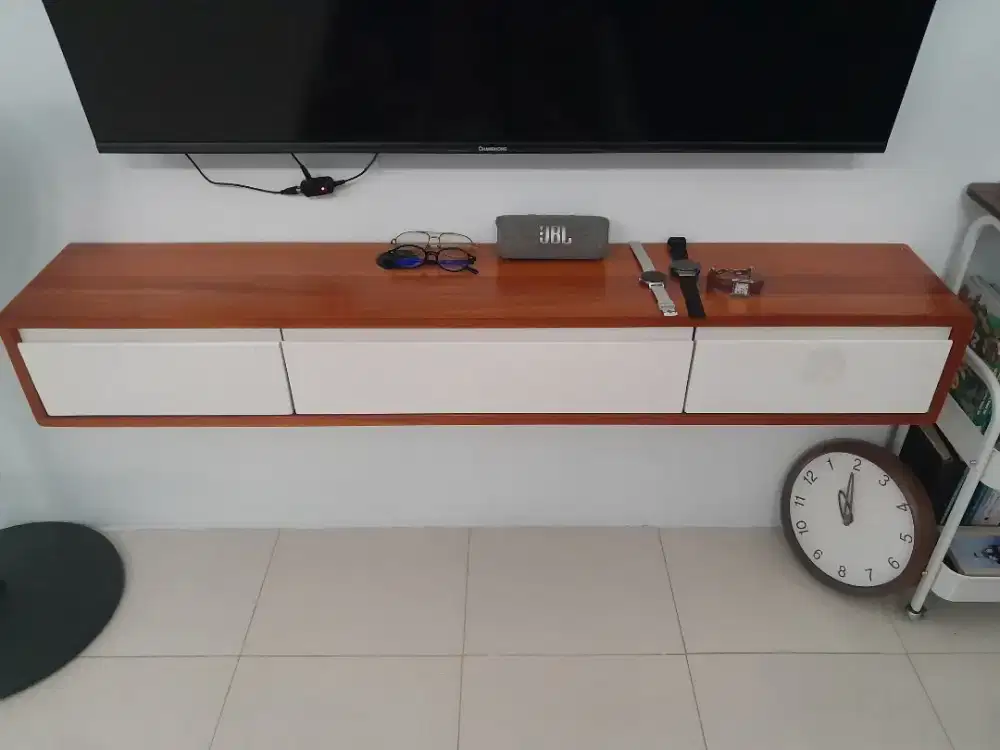 MEJA TV DINDING KAYU MAHONI