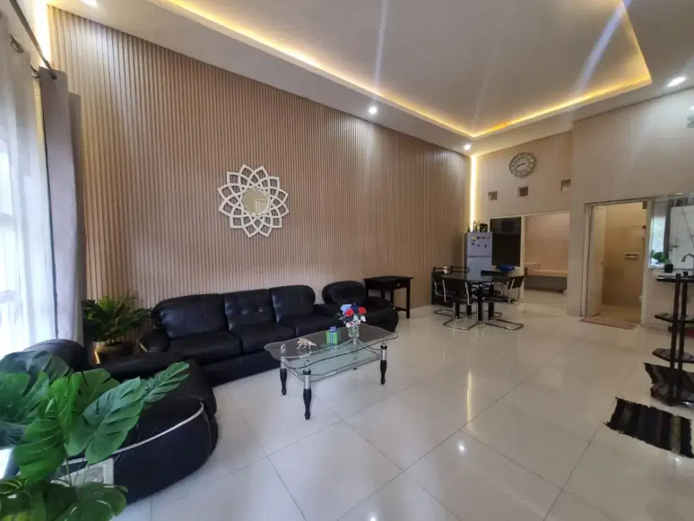 Dijual rumah siap huni tinggal bawa koper dengan furnish lengkap dekor mewah dekat mall Pakuwon City, Surabaya