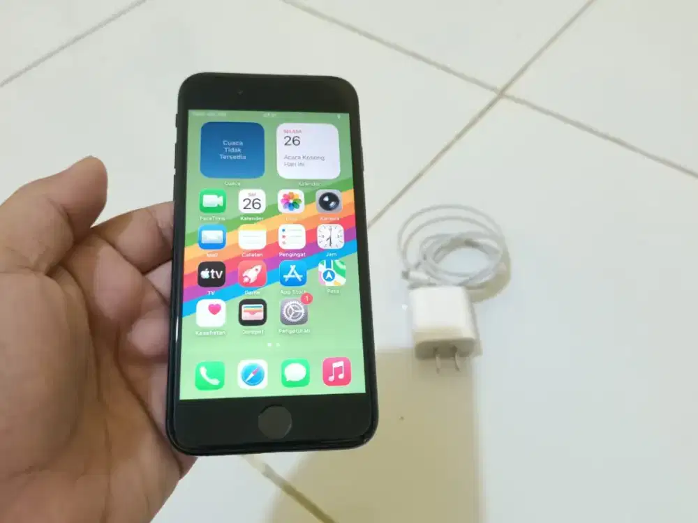 BUTUH UANG iPhone SE Gen 2 64GB Hitam ALL Operator Full Original Apple