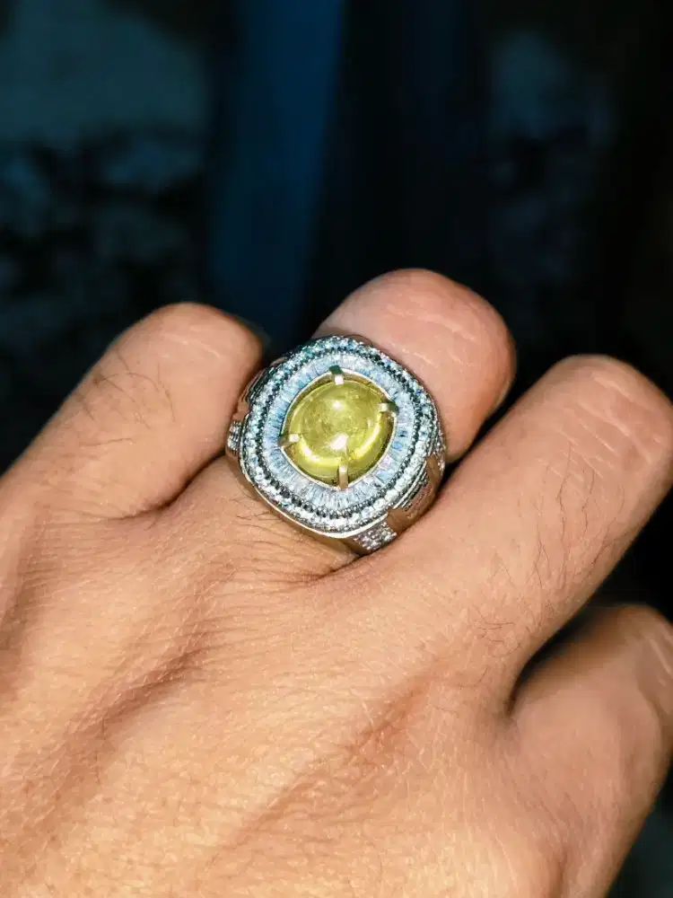 Natural Mali Garnet Kristal Open Color Luster Serem Menyala Ajiib