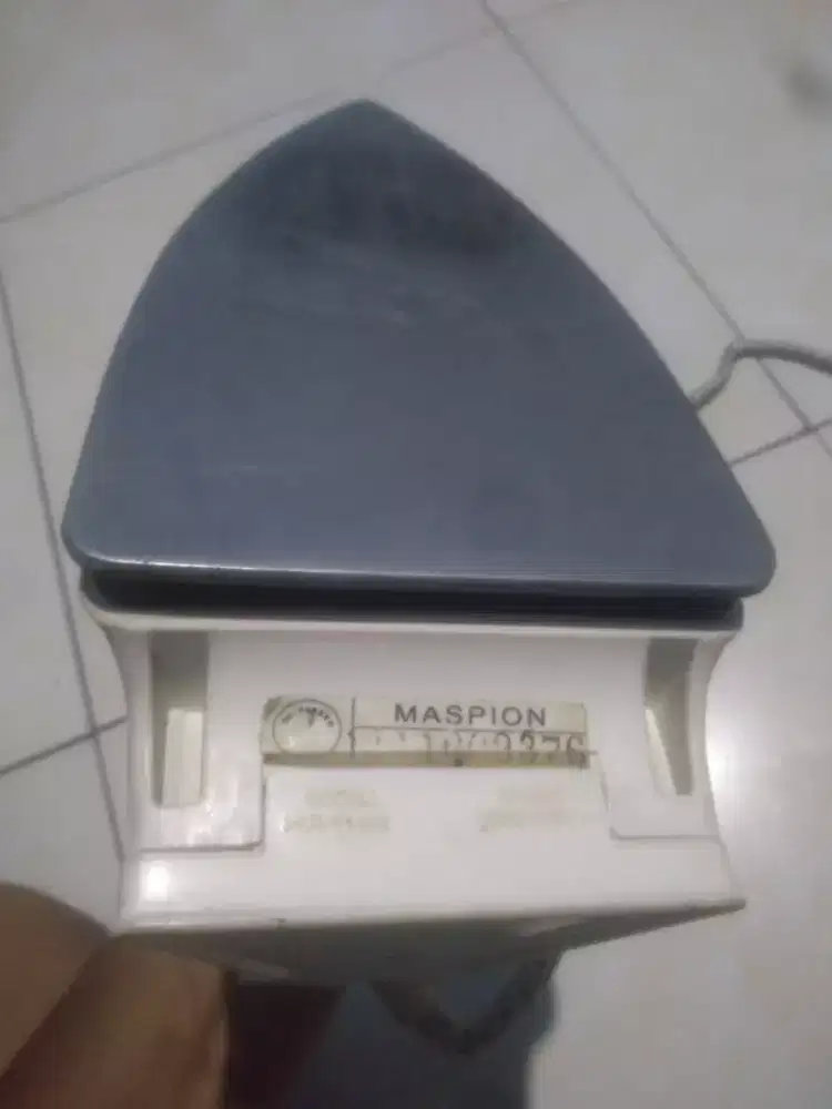 Strika gosokan pakaian Maspion