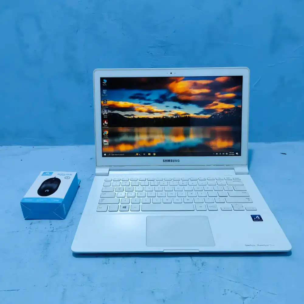 Laptop Samsung Slim Ram 4GB Layar Touchscreen bonus Mouse Baru