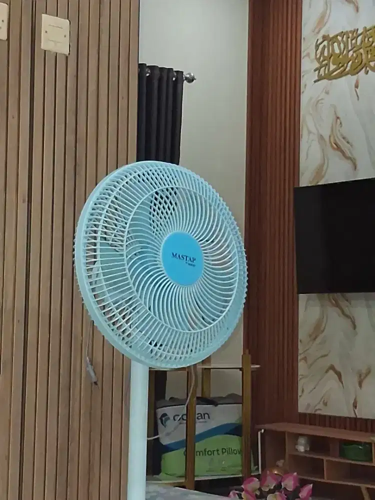 Kipas angin warna biru