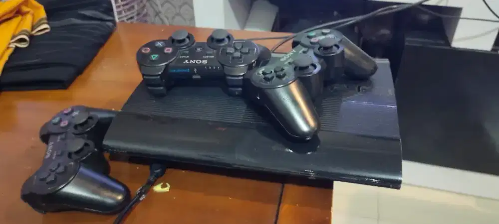 PS 3 Slim 500 gb full game + bonus 3 stick