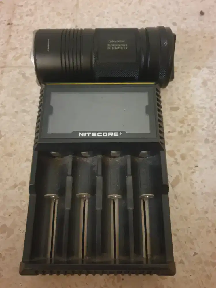 Nitecore TM06S + Nitecore charger baterai