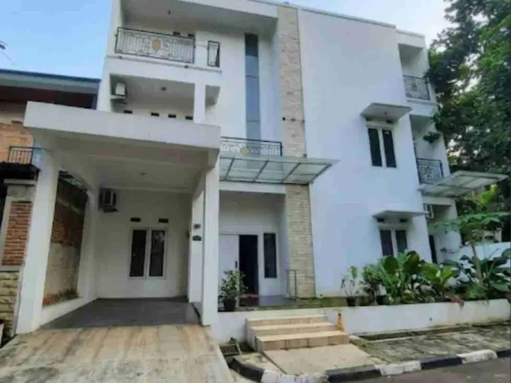 Rumah 3 lantai asri di hook, siap huni dalam Cluster Graha Ray