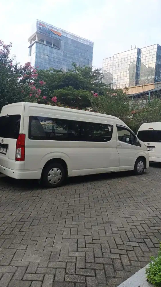 Mengajarkan jasa mengemudi dan driver free line