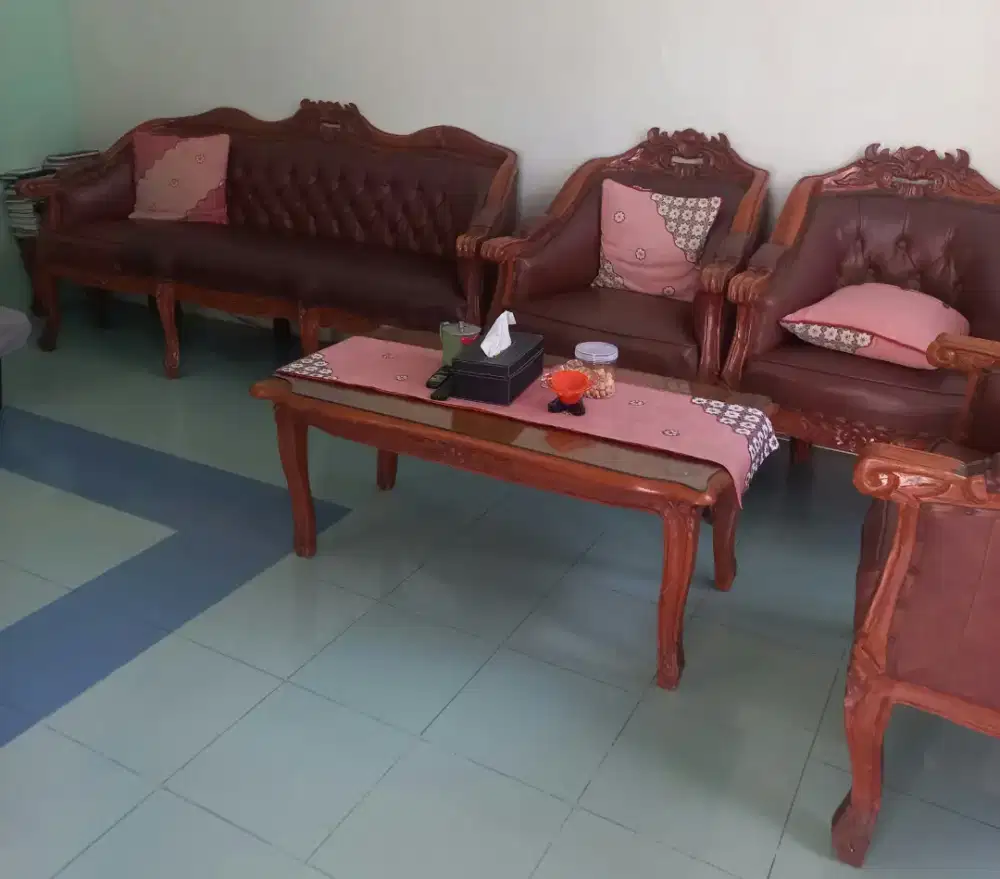 Di Jual Cepat satu set sofa ukir kayu jati asli.