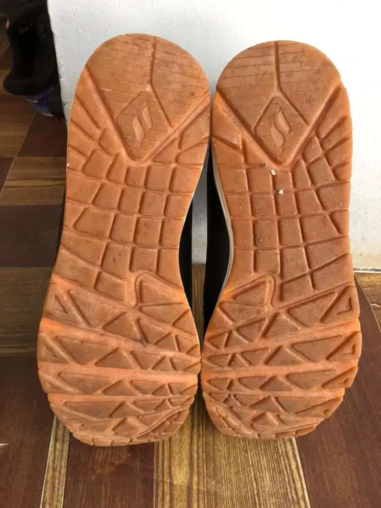 Sapatu skechers