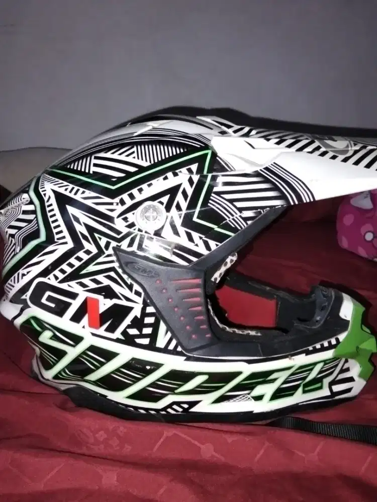 Helm GM cross olahraga