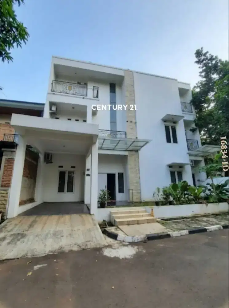 Rumah 3 lantai posisi di hook, bagus siap huni di Graha Raya