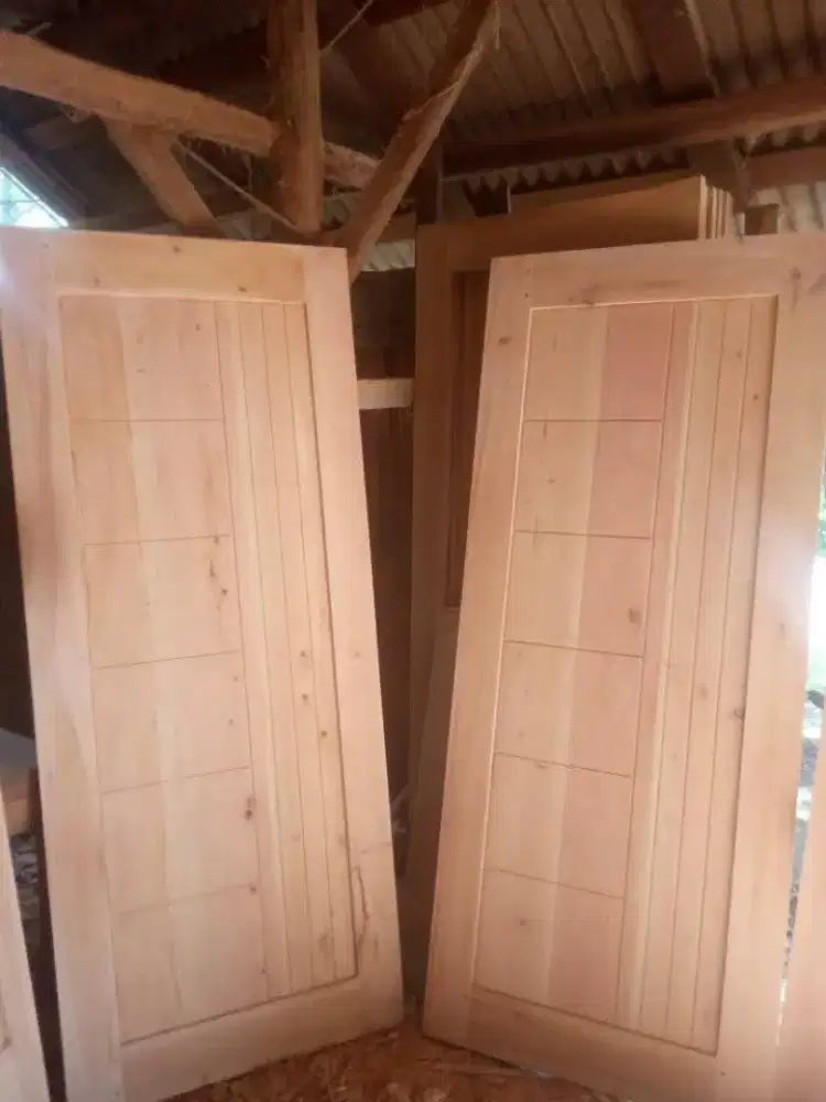 Pintu motif mahoni dan kusen