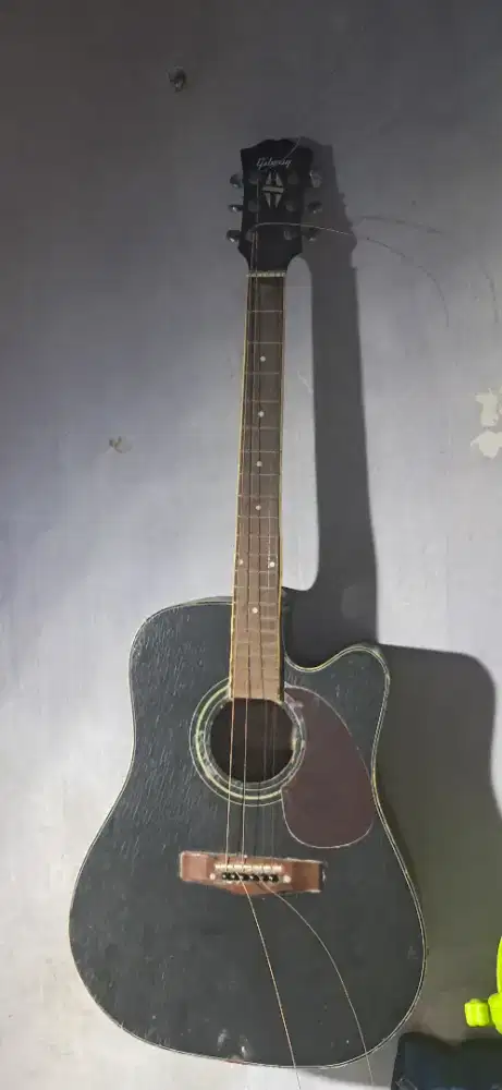 Gitar akustik bekas