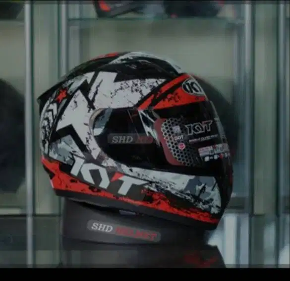 Helm baru KYT warna merah