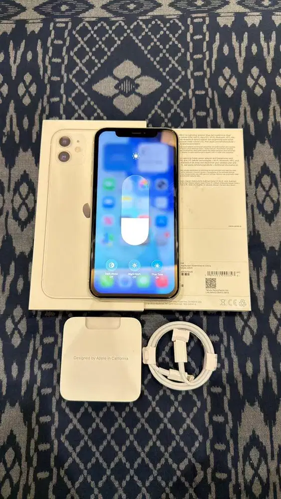 Iphone 11 White 128GB Resmi Ibox Lengkap