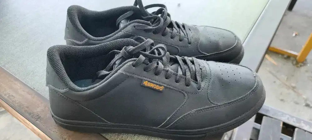Sepatu sneaker Brodo calcio full black ukuran 41