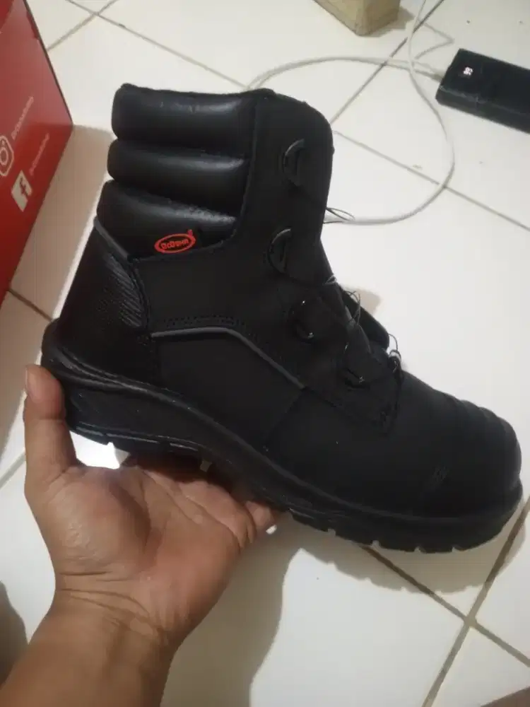 Safety shoes untuk kerja
