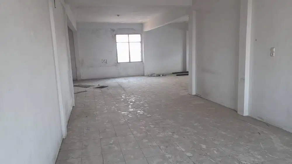 JUAL RUKO 4 LANTAI - BENTUK L - LB : 678M - LOKASI SUPER STRATEGIS