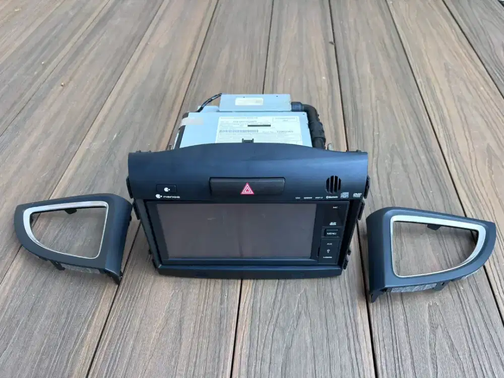 Head unit original dengan kisi2 AC. Mobil Honda CRV Gen-4 thn 2015.