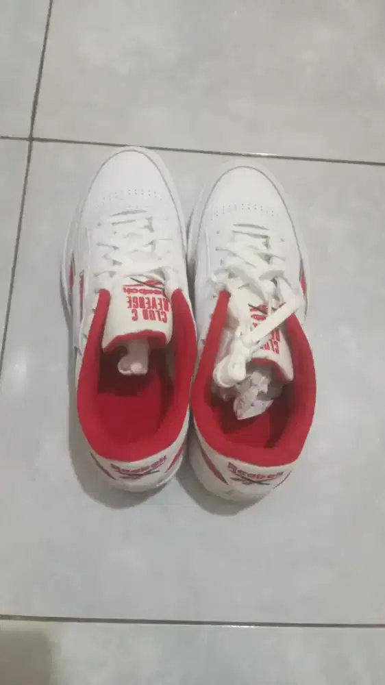 sepatu reebok olahraga