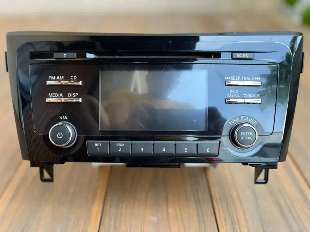 Head unit original bawaan. Mobil Nissan X-Trail type T32 , thn 2015.