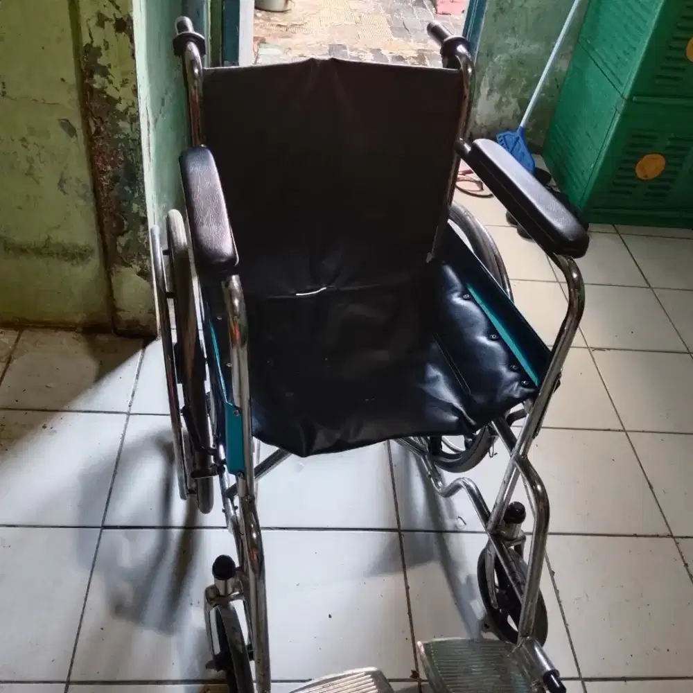 Dijual kursi roda masih seperti baru