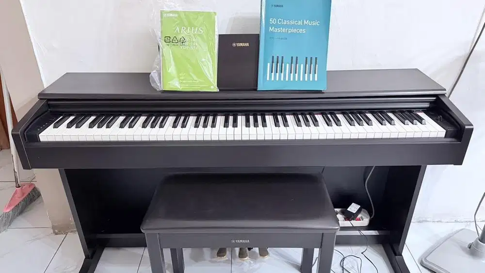 PIANO YAMAHA YDP-144 R   Black