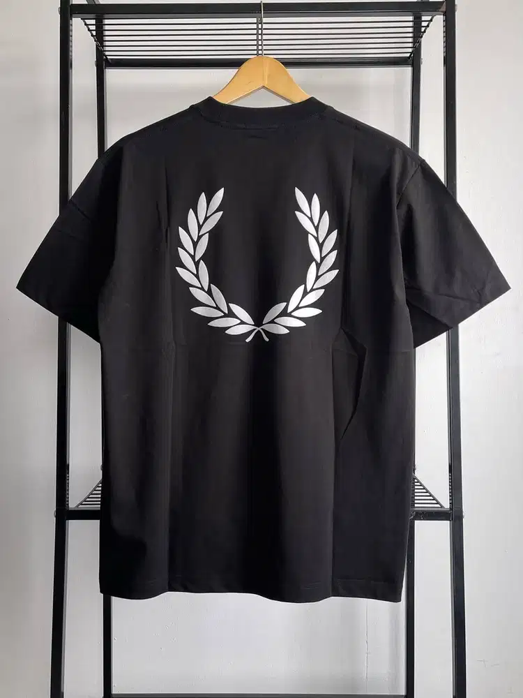 FRED PERRY RELAXED FIT LAUREL WREATH GRAPHIC TEES - BLACK (L)