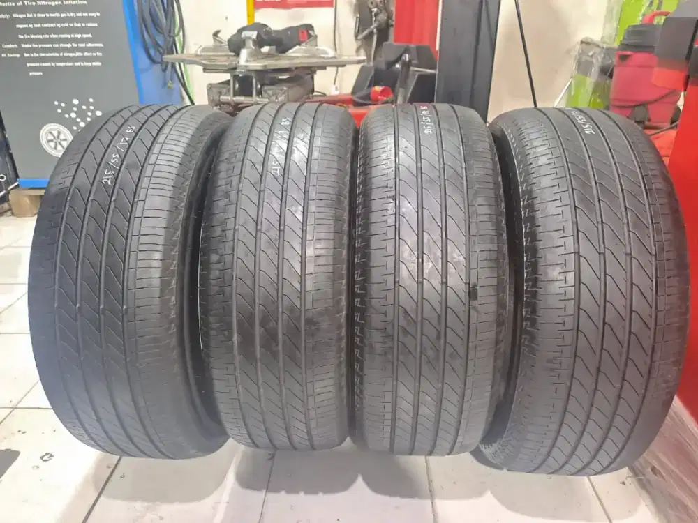 Ban mobil ukuran 215/55/17 Bridgestone Turanza T005A