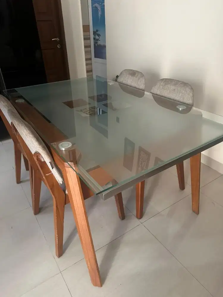 Meja makan minimalis