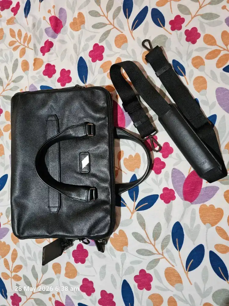 Tas Selempang Sycamore Slim Brief Black Original