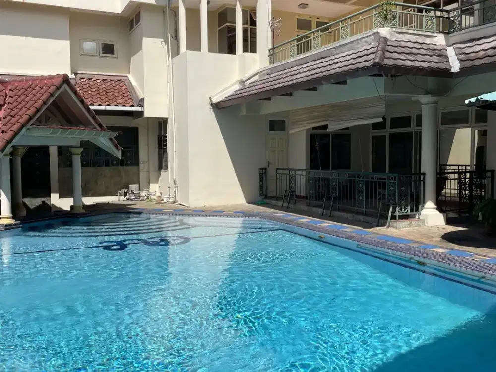 Dijual Rumah Luas Harga Terjangkau Ada Swimming Pool Lokasi Strategis Dekat Mall Bintaro Plaza di Sektor 1 Bintaro Cw-16952
