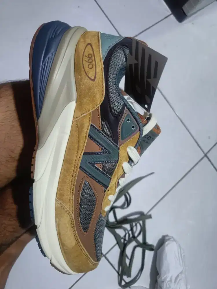 Sepatu NB 990 x Carhart
