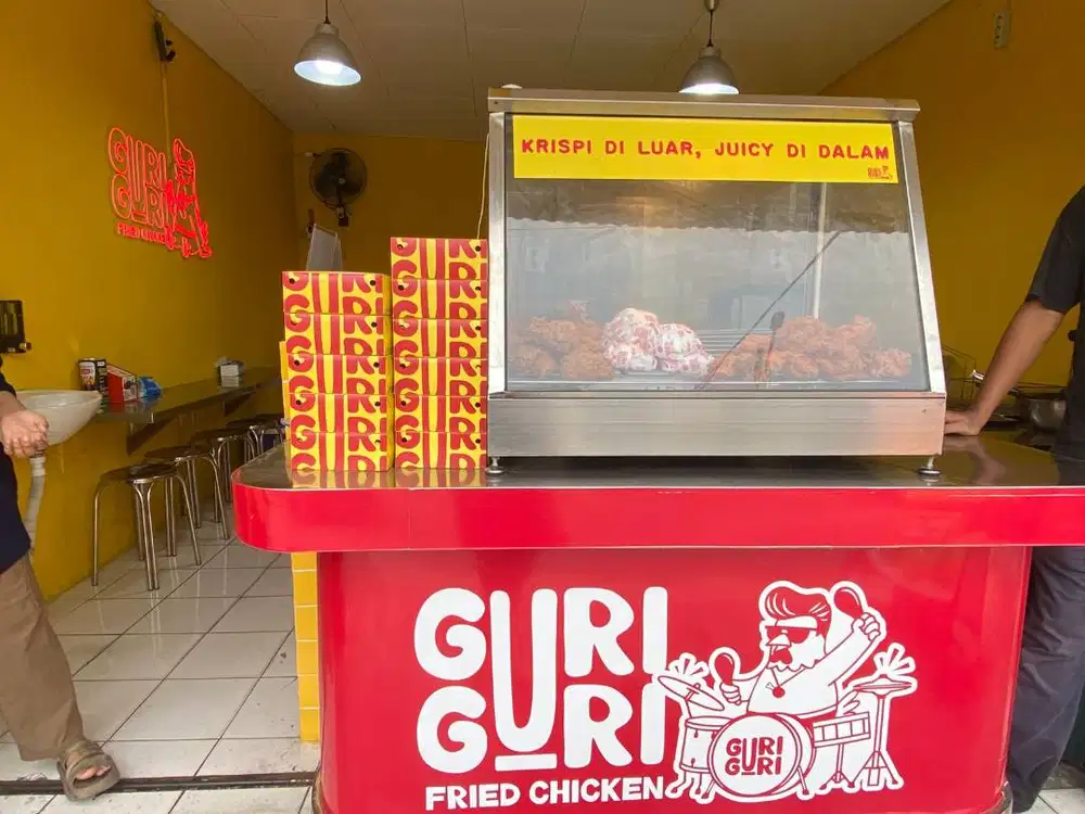 Tukang masak dan penjaga booth fried chicken