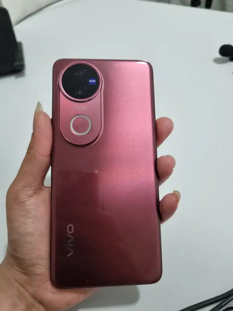 Vivo v50 12/512 like new