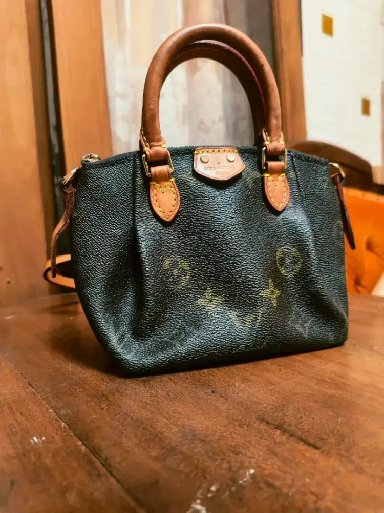 Preloved tas selempang bahu wanita, Lv Turenne Nano