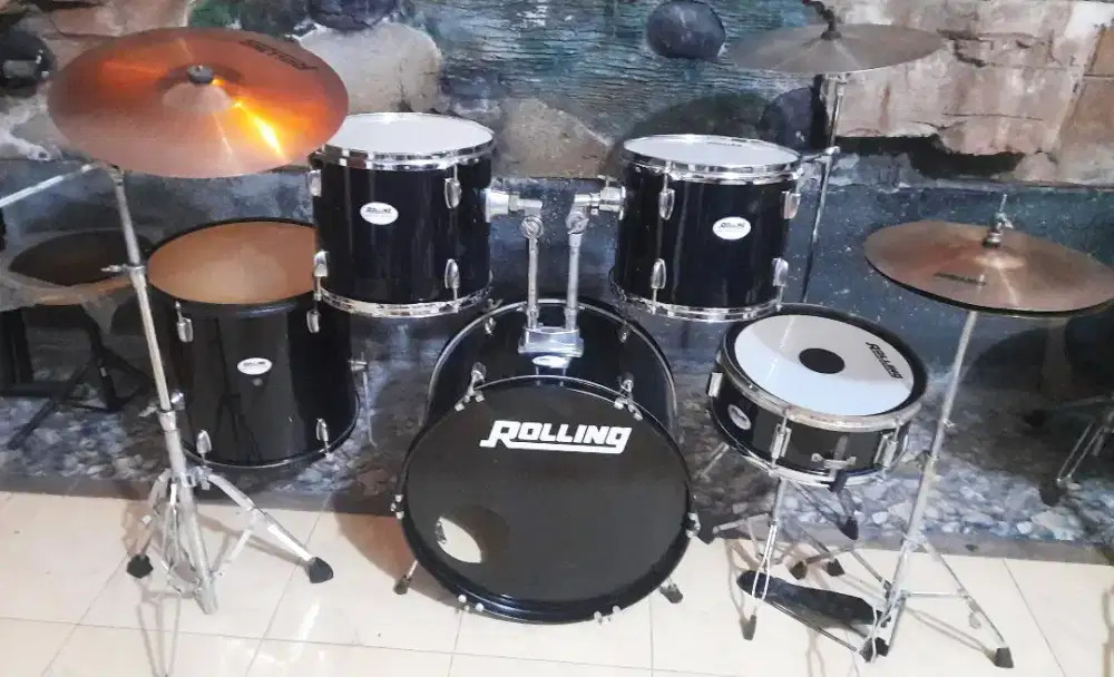 Drum Rolling hitam plus simbal