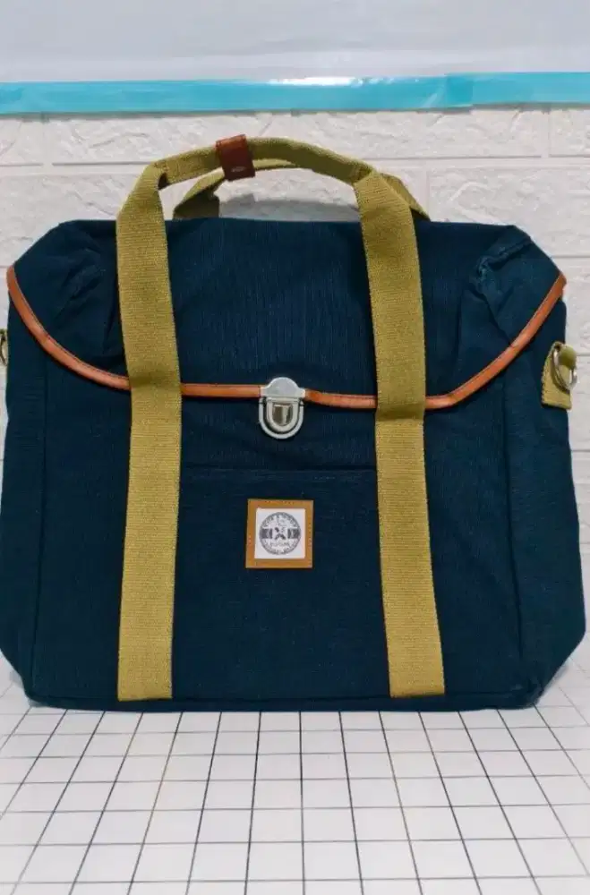 Tas slempang the x woof