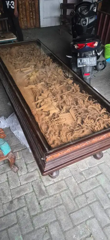 Meja relief 3 dimensi ex bupati