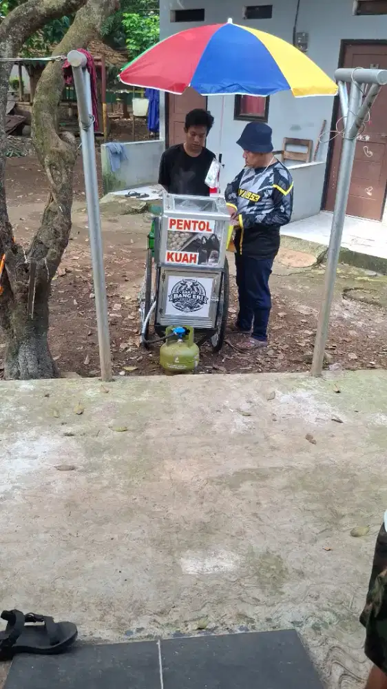 Pegawai cilok keliling