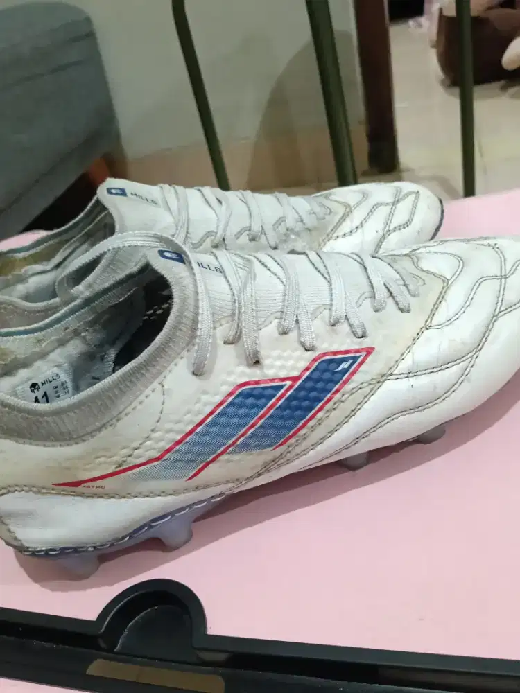 Sepatu bola  mills