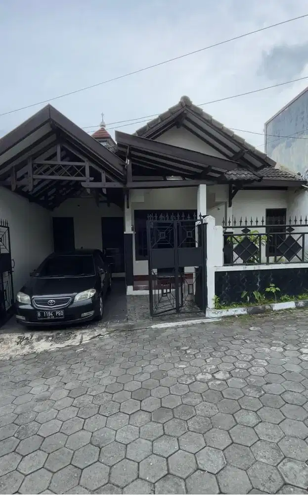 Rumah 2 lantai di komplek griya jetis asri