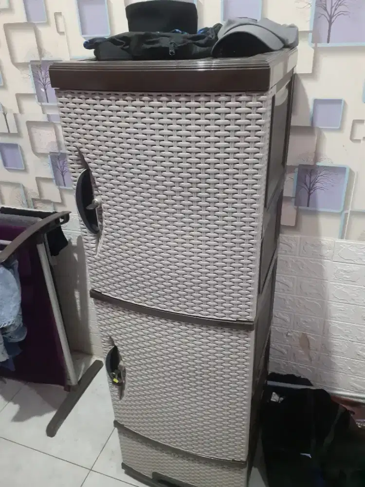 lemari plastik pakaian