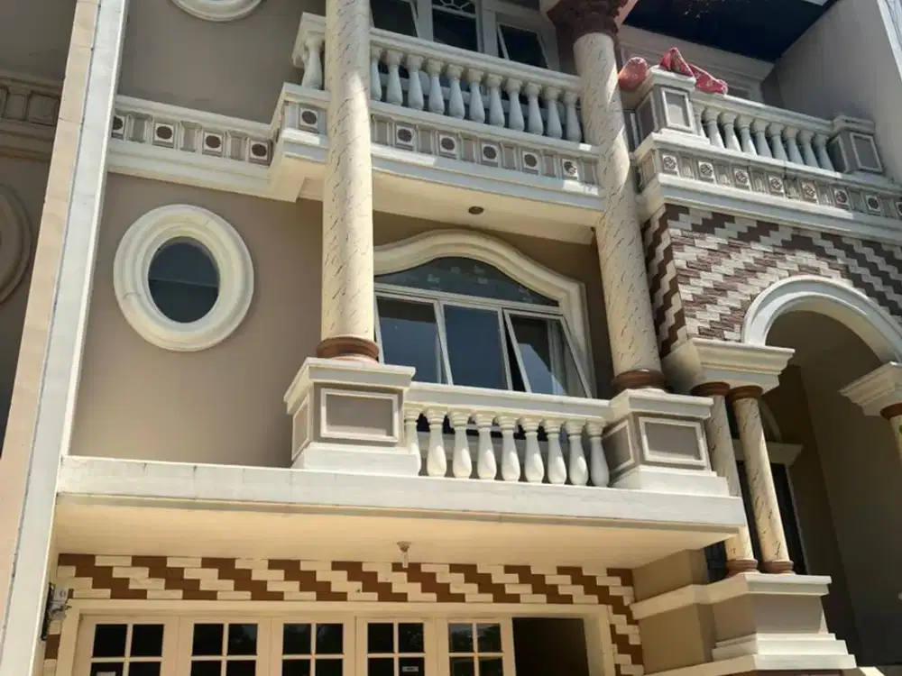 DISEWAKAN RUMAH SIAP HUNI 8X20 PANTAI INDAH KAPUK